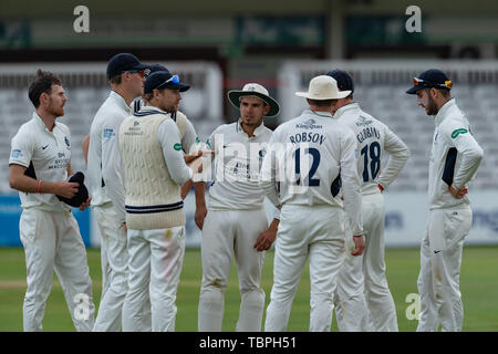 Londres, Royaume-Uni. 02 Jun, 2019. Middlesex célèbre après James Harris, de Middlesex prend le guichet de Stiaan van Zyl de Sussex au cours de match de championnat entre Specsavers comté Middlesex vs Sussex à la Lords Cricket Ground le dimanche, Juin 02, 2019 à Londres en Angleterre. (Usage éditorial uniquement, licence requise pour un usage commercial. Aucune utilisation de pari, de jeux ou d'un seul club/ligue/dvd publications.) Crédit : Taka G Wu/Alamy Live News Banque D'Images