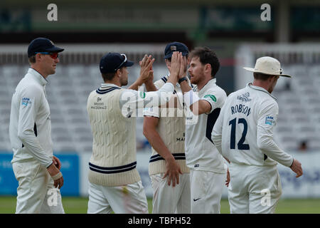 Londres, Royaume-Uni. 02 Jun, 2019. James Harris, de Middlesex (centre) célèbre après avoir pris le guichet de Stiaan van Zyl de Sussex au cours de match de championnat entre Specsavers comté Middlesex vs Sussex à la Lords Cricket Ground le dimanche, Juin 02, 2019 à Londres en Angleterre. (Usage éditorial uniquement, licence requise pour un usage commercial. Aucune utilisation de pari, de jeux ou d'un seul club/ligue/dvd publications.) Crédit : Taka G Wu/Alamy Live News Banque D'Images