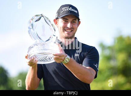 Dublin, OH, USA. 09Th Juin, 2019. Patrick Cantlay soulève le trophée du tournoi Memorial tour final après avoir jouer au tournoi Memorial Day 2019 présenté par Nationwide à Muirfield Village Golf Club à Dublin, OH. Austyn McFadden/CSM/Alamy Live News Banque D'Images