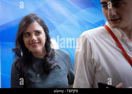 Jérusalem. 2 juin, 2019. La ministre de la Justice d'Israël Ayelet Shaked (L) arrive à assister à la réunion hebdomadaire du cabinet à Jérusalem, le 2 juin 2019. Le Premier ministre israélien Benjamin Netanyahu le dimanche a tiré sa justice et les ministres de l'éducation, quelques jours après que le Parlement a appelé à des élections anticipées. JINI/crédit : Yonatan Sindel/Xinhua/Alamy Live News Banque D'Images