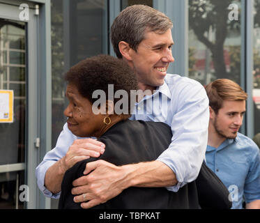 San Francisco, Californie, USA. 01 Juin, 2019. Ancien représentant la présidence démocratique et BETO O'ROURKE embrasse une femme sur la rue avant de faire son chemin pour le Moscone Center à l'adresse 2019 Californie Parti démocratique l'Organisation de l'Etat Convention. Crédit : Brian Cahn/ZUMA/Alamy Fil Live News Banque D'Images