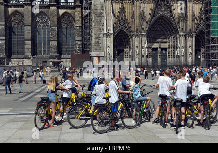 Cologne, Allemagne. 01 Juin, 2019. Entre 20 000 et 30 000 touristes visitent chaque jour de la cathédrale de Cologne, le plus visité en vue de l'Allemagne. Horst Ossinger Crédit ://dpa/Alamy Live News Banque D'Images