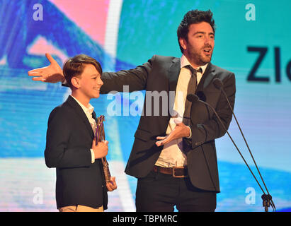 Zlin, République tchèque. 31 mai, 2019. Réalisateur Steven Pupion, droite, et acteur enfant Sonny Coops van Utteren prendre le Golden Slipper award pour le 'Ma été extraordinaire avec Tess' - meilleur long métrage pour enfants, dans le 59ème Zlin Film Festival - Festival International de Cinéma pour les enfants et les jeunes, à Zlin, République tchèque, le 31 mai 2019. Credit : Dalibor Gluck/CTK Photo/Alamy Live News Banque D'Images