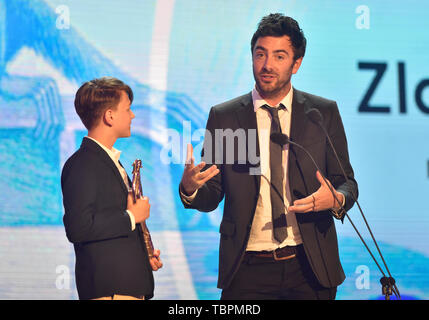 Zlin, République tchèque. 31 mai, 2019. Réalisateur Steven Pupion, droite, et acteur enfant Sonny Coops van Utteren prendre le Golden Slipper award pour le 'Ma été extraordinaire avec Tess' - meilleur long métrage pour enfants, dans le 59ème Zlin Film Festival - Festival International de Cinéma pour les enfants et les jeunes, à Zlin, République tchèque, le 31 mai 2019. Credit : Dalibor Gluck/CTK Photo/Alamy Live News Banque D'Images