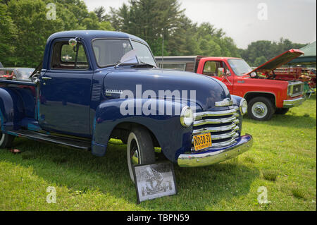 Old Westbury, New York, USA. 2 juin, 2019. L'antique camionnette Chevrolet bleu 1951, administré par Debbie Dugan de Glen Head, est une entrée de voitures anciennes sur l'affichage à la 53e édition de printemps Rencontrez Antique car show, parrainé par la grande région de New York (NYGR) de l'Antique Car Club of America (AACA), at Old Westbury Gardens, un Long Island Gold Coast estate. Credit : Ann Parry/ZUMA/Alamy Fil Live News Banque D'Images