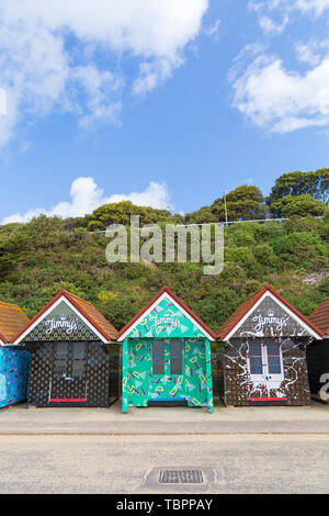 Bournemouth, Dorset, UK. 3 juin, 2019. Cabines de plage obtenir un make-over et ajouter une touche de couleur le long de la promenade pour les visiteurs de se diriger vers le bord de mer à Bournemouth grâce à Jimmy's. Jimmy's Café Glacé offrir prêt à boire le café glacé britannique British tous faits avec du lait écrémé et demi de café Arabica provenant d'un point de vue éthique et du café certifié Rainforest Alliance. Les cabanes de plage reflètent les variétés disponibles dans Fat Free, original, de produits laitiers et de moka. Credit : Carolyn Jenkins/Alamy Live News Banque D'Images