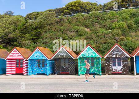 Bournemouth, Dorset, UK. 3 juin 2019. Cabines de plage obtenir un make-over et ajouter une touche de couleur le long de la promenade pour les visiteurs de se diriger vers le bord de mer à Bournemouth grâce à Jimmy's. Jimmy's Café Glacé offrir prêt à boire le café glacé britannique British tous faits avec du lait écrémé et demi de café Arabica provenant d'un point de vue éthique et du café certifié Rainforest Alliance. Les cabanes de plage reflètent les variétés disponibles dans Fat Free, original, de produits laitiers et de moka. Credit : Carolyn Jenkins/Alamy Live News Banque D'Images