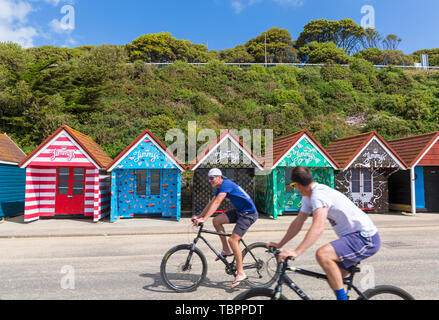 Bournemouth, Dorset, UK. 3 juin 2019. Cabines de plage obtenir un make-over et ajouter une touche de couleur le long de la promenade pour les visiteurs de se diriger vers le bord de mer à Bournemouth grâce à Jimmy's. Jimmy's Café Glacé offrir prêt à boire le café glacé britannique British tous faits avec du lait écrémé et demi de café Arabica provenant d'un point de vue éthique et du café certifié Rainforest Alliance. Les cabanes de plage reflètent les variétés disponibles dans Fat Free, original, de produits laitiers et de moka. Credit : Carolyn Jenkins/Alamy Live News Banque D'Images