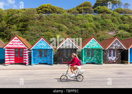 Bournemouth, Dorset, UK. 3 juin 2019. Cabines de plage obtenir un make-over et ajouter une touche de couleur le long de la promenade pour les visiteurs de se diriger vers le bord de mer à Bournemouth grâce à Jimmy's. Jimmy's Café Glacé offrir prêt à boire le café glacé britannique British tous faits avec du lait écrémé et demi de café Arabica provenant d'un point de vue éthique et du café certifié Rainforest Alliance. Les cabanes de plage reflètent les variétés disponibles dans Fat Free, original, de produits laitiers et de moka. Credit : Carolyn Jenkins/Alamy Live News Banque D'Images