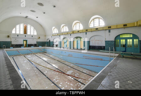 29.05.2019, Brandebourg, Wunsdorf : l'ancien site militaire de la Chambre des officiers - piscine dans l'établissement de bains. Le site a été la gymnastique militaire (1919), puis l'école militaire (1933) et à partir de 1945 la Chambre des officiers. Photo : Patrick Pleul / dpa-Zentralbild / ZB | conditions dans le monde entier Banque D'Images