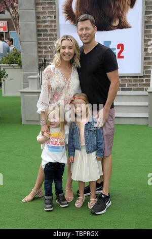 Los Angeles, CA, USA. 2 juin, 2019. Beverley Mitchell, Hutton Cameron, Kenzie Cameron, Michael Cameron aux arrivées pour la vie secrète des ANIMAUX DOMESTIQUES 2 Premiere, Regency Village Theatre - Westwood, Los Angeles, CA 2 juin 2019. Credit : Priscilla Grant/Everett Collection/Alamy Live News Banque D'Images