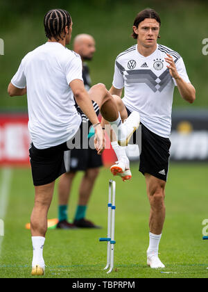 Venlo, Pays-Bas. 06Th Juin, 2019. Leroy Sané (l) et Nico Schulz s'entraîner avec l'équipe nationale dans le stade de Koel. L'équipe nationale de football joue contre le Bélarus (8.6.) et l'Estonie (11.6.) dans le championnat européen de qualification. Credit : Marius Becker/dpa/Alamy Live News Banque D'Images