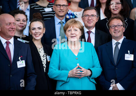 Berlin, Allemagne. 06Th Juin, 2019. La chancelière Angela Merkel (CDU) reçoit les 25 meilleures initiatives de la "concurrence" tartsocial sélectionnés par un jury à la Chancellerie fédérale. Dans le startsocial la concurrence, initiatives sociales sont honorés pour leur engagement bénévole exemplaire. Crédit : Bernd von Jutrczenka/dpa/Alamy Live News Banque D'Images