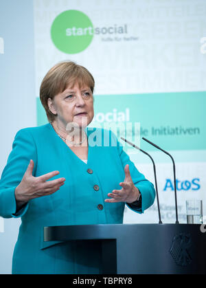 Berlin, Allemagne. 06Th Juin, 2019. La chancelière Angela Merkel (CDU) reçoit les 25 meilleures initiatives de la "concurrence" tartsocial sélectionnés par un jury à la Chancellerie fédérale. Dans le startsocial la concurrence, initiatives sociales sont honorés pour leur engagement bénévole exemplaire. Crédit : Bernd von Jutrczenka/dpa/Alamy Live News Banque D'Images