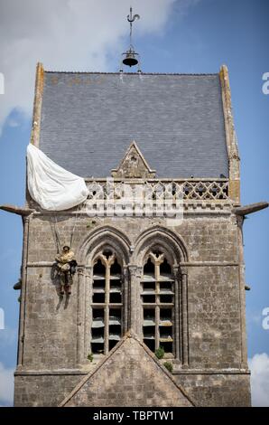 Sainte Mère Eglise, France. 06Th Juin, 2019. Une poupée de parachutisme se bloque sur l'église de Sainte-Mère-Eglise. Sur environ 14000 parachutistes alliés 06.06.1944 de la 82e Division aéroportée US atterri ici dans le cadre de l'opération Overlord. 06.06.2019 est le 75e anniversaire de le débarquement des troupes alliées en Normandie. Photo : Kay Nietfeld/dpa dpa : Crédit photo alliance/Alamy Live News Banque D'Images