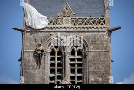 Sainte Mère Eglise, France. 06Th Juin, 2019. Une poupée de parachutisme se bloque sur l'église de Sainte-Mère-Eglise. Sur environ 14000 parachutistes alliés 06.06.1944 de la 82e Division aéroportée US atterri ici dans le cadre de l'opération Overlord. 06.06.2019 est le 75e anniversaire de le débarquement des troupes alliées en Normandie. Photo : Kay Nietfeld/dpa dpa : Crédit photo alliance/Alamy Live News Banque D'Images