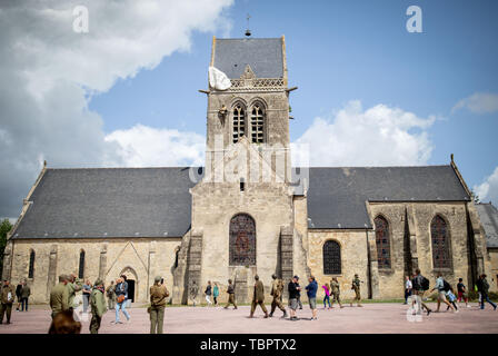 Sainte Mère Eglise, France. 06Th Juin, 2019. Une poupée de parachutisme se bloque sur l'église de Sainte-Mère-Eglise. Sur environ 14000 parachutistes alliés 06.06.1944 de la 82e Division aéroportée US atterri ici dans le cadre de l'opération Overlord. 06.06.2019 est le 75e anniversaire de le débarquement des troupes alliées en Normandie. Photo : Kay Nietfeld/dpa dpa : Crédit photo alliance/Alamy Live News Banque D'Images