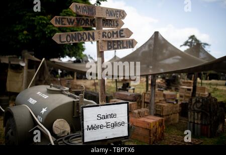 Sainte Mère Eglise, France. 06Th Juin, 2019. Un panneau au Camp Gironimo n'indique la direction de diverses villes. Sur environ 14000 parachutistes alliés 06.06.1944 de la 82e Division aéroportée US atterri ici dans le cadre de l'opération Overlord. 06.06.2019 est le 75e anniversaire de le débarquement des troupes alliées en Normandie. Photo : Kay Nietfeld/dpa dpa : Crédit photo alliance/Alamy Live News Banque D'Images