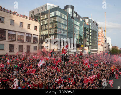 2 juin 2019, Liverpool, Merseyside, le Liverpool FC celebration parade après leur victoire sur la finale de la Ligue des Champions Tottenham Hotspur à Madrid le 1er juin ; des milliers de fans bordent la route le long du Strand, le bus de l'équipe passe Banque D'Images