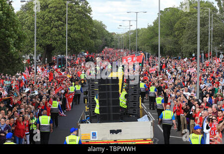 2 juin 2019, Liverpool, Merseyside, le Liverpool FC celebration parade après leur victoire sur la finale de la Ligue des Champions Tottenham Hotspur à Madrid le 1er juin ; des milliers de fans de Queens Drive comme l'équipe d'approches bus Banque D'Images
