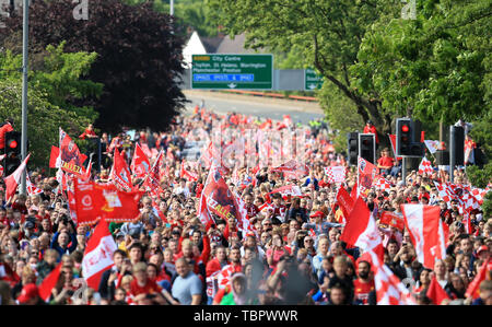 2 juin 2019, Liverpool, Merseyside, le Liverpool FC celebration parade après leur victoire sur la finale de la Ligue des Champions Tottenham Hotspur à Madrid le 1er juin ; une mer de fans dans la région de Queens Drive avant l'arrivée de l'autobus de l'équipe Banque D'Images