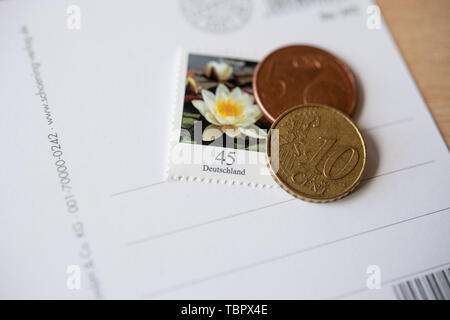 Stuttgart, Allemagne. 06Th Juin, 2019. À côté d'un timbre de 45 100 à 10 100 et à 5 100 pièces. Une augmentation de 45 à 60 cents, c'est prévue pour l'envoi d'une carte postale. Credit : Fabian Sommer/dpa/Alamy Live News Banque D'Images