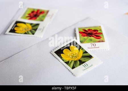 Stuttgart, Allemagne. 06Th Juin, 2019. A 70 100 10 100 timbres et un timbre sont à côté de l'autre. À partir de juillet 2019, l'envoi d'une lettre domestique standard coûte 80 cents au lieu de 70 cents. Credit : Fabian Sommer/dpa/Alamy Live News Banque D'Images