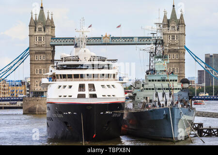 Londres, Royaume-Uni. 06Th Juin, 2019. Silver Cloud, un navire de croisière de luxe Silversea, est exploité par parfaitement amarré à côté du HMS Belfast sur la Tamise à Londres, avec le Tower Bridge en arrière-plan. Silver Cloud commence un voyage de 28 jours à Tromso à partir de Londres demain. Credit : Imageplotter/Alamy Live News Banque D'Images