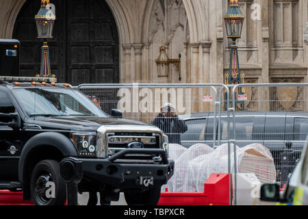 Londres, Royaume-Uni. 06Th Juin, 2019. Les hommes ont besoin de service secret jumelles juste pour voir n'importe quelle foule - Sécurité est ridiculement serré comme membres de teh public sont forcés de revenir derrière cars de police et des chevaux à environ 200m de l'abbaye. Donald Trump, le président des États-Unis, les visites de l'abbaye de Westminster. Crédit : Guy Bell/Alamy Live News Banque D'Images