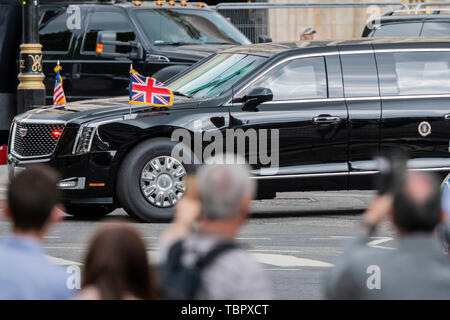 Londres, Royaume-Uni. 06Th Juin, 2019. Le président de feuilles dans la bête- Sécurité est ridiculement serré comme membres de teh public sont forcés de revenir derrière cars de police et des chevaux à environ 200m de l'abbaye. Donald Trump, le président des États-Unis, les visites de l'abbaye de Westminster. Crédit : Guy Bell/Alamy Live News Banque D'Images