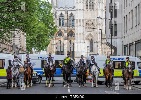 Londres, Royaume-Uni. 06Th Juin, 2019. La sécurité est ridiculement serré comme membres de teh public sont forcés de revenir derrière cars de police et des chevaux à environ 200m de l'abbaye. Donald Trump, le président des États-Unis, les visites de l'abbaye de Westminster. Crédit : Guy Bell/Alamy Live News Banque D'Images