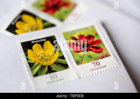 Stuttgart, Allemagne. 06Th Juin, 2019. A 70 100 10 100 timbres et un timbre sont à côté de l'autre. À partir de juillet 2019, l'envoi d'une lettre domestique standard coûte 80 cents au lieu de 70 cents. Credit : Fabian Sommer/dpa/Alamy Live News Banque D'Images