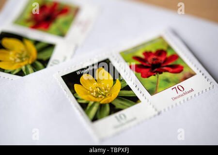 Stuttgart, Allemagne. 06Th Juin, 2019. A 70 100 10 100 et un timbre stamp stick les unes à côté des autres sur une enveloppe. À partir de juillet 2019, l'envoi d'une lettre domestique standard coûte 80 cents au lieu de 70 cents. Credit : Fabian Sommer/dpa/Alamy Live News Banque D'Images