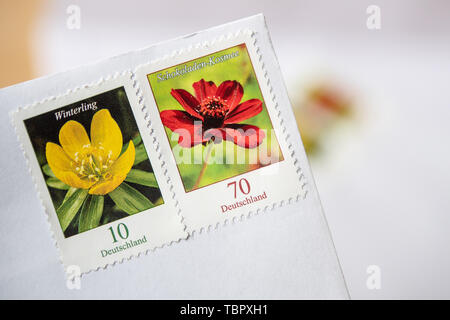 Stuttgart, Allemagne. 06Th Juin, 2019. A 70 100 10 100 et un timbre stamp stick les unes à côté des autres sur une enveloppe. À partir de juillet 2019, l'envoi d'une lettre domestique standard coûte 80 cents au lieu de 70 cents. Credit : Fabian Sommer/dpa/Alamy Live News Banque D'Images