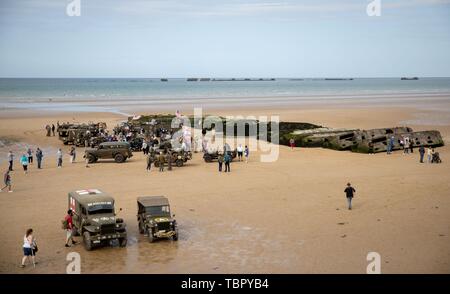 03 juin 2019, la France (France), Arromanches-les-Bains : les véhicules historiques de la Seconde Guerre mondiale peuvent être trouvés sur Gold Beach dans la ville côtière de Arromanches-les-Bains. Après le débarquement des troupes alliées l'un des deux ports artificiels Mulberry (B) a été construit au large de la côte de Arromanches-les-Bains, à travers lequel des troupes et du matériel ont été ramenées à terre. 06.06.2019 est le 75e anniversaire de le débarquement des troupes alliées en Normandie. Photo : Kay Nietfeld/dpa Banque D'Images