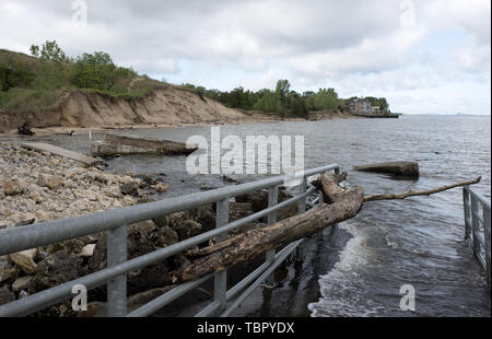 Portage, IN, USA. 30 mai, 2019. L'augmentation des niveaux d'eau du lac Michigan à la Indiana Dunes National Park cause plages et dunes du littoral à disparaître .sur la photo : Un Indiana Dunes National Park area est marqué fermé en raison de la hausse des niveaux d'eau du lac et les dommages aux dunes, plages et centre d'accueil des structures. Crédit : Robin Rayne/ZUMA/Alamy Fil Live News Banque D'Images