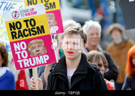 Bristol, Royaume-Uni. 3 juin, 2019. Le jour où le président américain, Donald Trump arrive au Royaume-Uni, les manifestants portant des pancartes et trump anti signes sont représentés dans le centre de Bristol comme ils écouter des discours lors d'un meeting de protestation contre le Président Trump sa visite d'État du Royaume-Uni. Credit : Lynchpics/Alamy Live News Banque D'Images