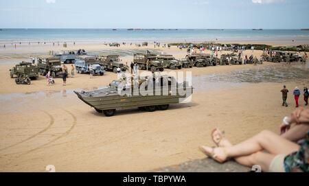 Arromanches-les-Bains, France. 3 juin, 2019. Les véhicules amphibies et autres véhicules historiques de la Seconde Guerre mondiale sont sur Gold Beach près de la ville côtière de Arromanches-les-Bains. Après le débarquement des troupes alliées l'un des deux ports artificiels Mulberry (B) a été construit au large de la côte de Arromanches-les-Bains, à travers lequel des troupes et du matériel ont été ramenées à terre. 06.06.2019 est le 75e anniversaire de le débarquement des troupes alliées en Normandie. Dpa : Crédit photo alliance/Alamy Live News Banque D'Images