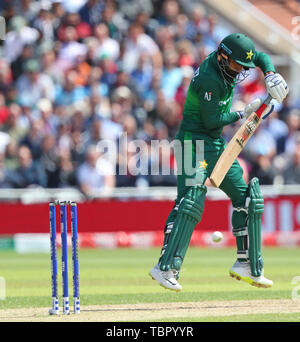 NOTTINGHAM, Angleterre. 03 juin 2019 : Mohammad Hafeez du Pakistan joue un coup au cours de l'Angleterre v du Pakistan, de l'ICC Cricket World Cup Match, à Trent Bridge, Nottingham, Angleterre. Credit : Cal Sport Media/Alamy Live News Banque D'Images