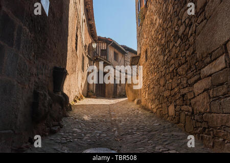Rue du village de la Alberca de Salamanque, Espagne. Rue d'une vieille ville avec des maisons en pierre Banque D'Images