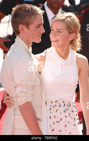 LOS ANGELES, CA. 08 juillet 2007 : Emma Watson & Frère Alex Watson à la première de "Harry Potter et l'Ordre du Phoenix" au Grauman's Chinese Theatre, à Hollywood. © 2007 Paul Smith / Featureflash Banque D'Images