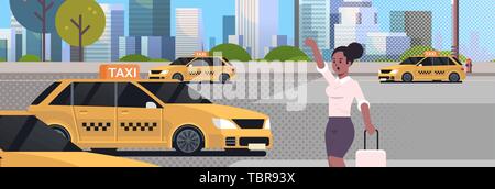 Businesswoman attraper sur taxi street business woman avec assurance l'arrêt yellow cab city transportation service concept cityscape Illustration de Vecteur