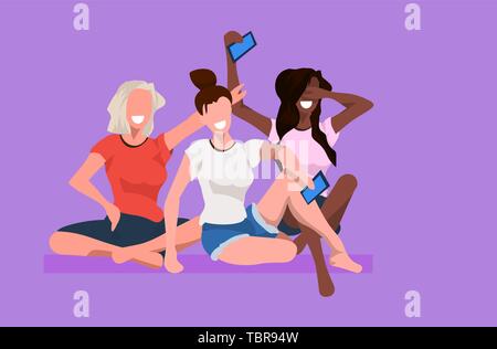 Les femmes prenant des photos sur l'appareil photo du smartphone selfies race female mix personnages de photographier les filles assis ensemble et posant à plat longueur complète Illustration de Vecteur