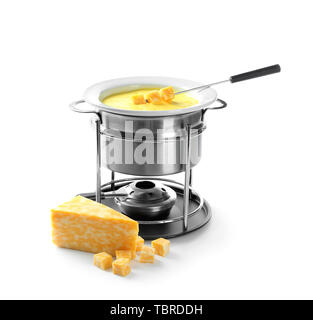 Pot à fondue au fromage fondu sur fond blanc Banque D'Images