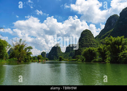 La rivière Lijiang à Guilin dérive à travers le fleuve du Dragon. Banque D'Images