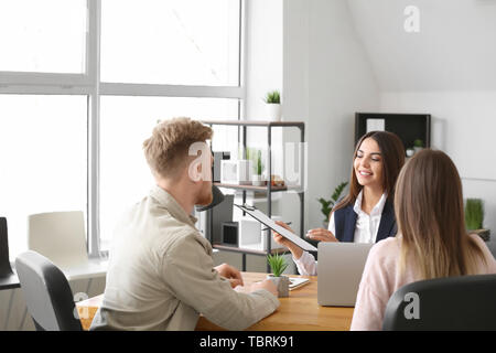 Jeune couple en fonction de l'agent immobilier Banque D'Images