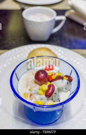 Fruit du dragon, raisin, maïs, salade d'Apple. Banque D'Images