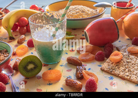 Petit-déjeuner de fruits, banane, kiwi, granola et lait - impression photo Banque D'Images