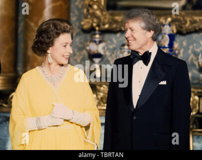 Photo de fichier en date du 07/05/77 de la reine Elizabeth II avec l'ancien président américain Jimmy Carter à un dîner d'État au palais de Buckingham à Londres. Banque D'Images