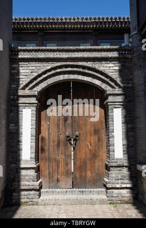Porte en bois chinois à Beijing Hutong Banque D'Images